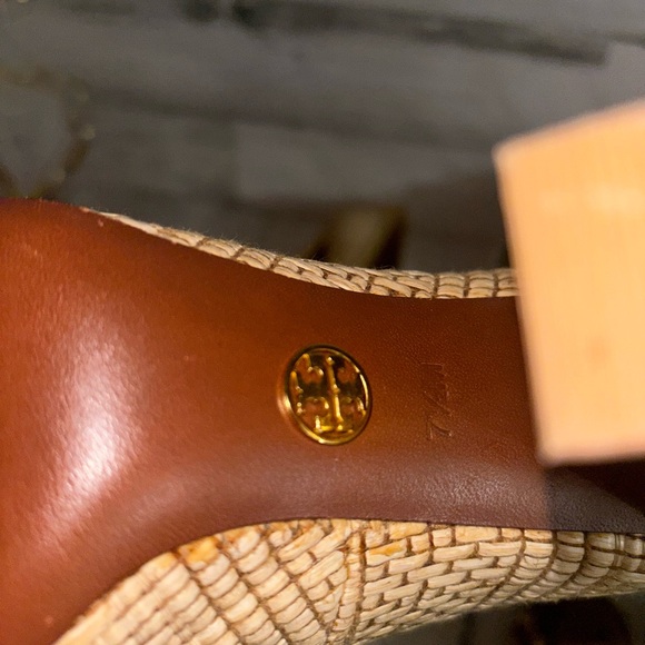 Tory Burch Careen Runway Loafer
Pump, Natural/Gold raffia weave pattern Size 7.5 - Picture 5 of 8